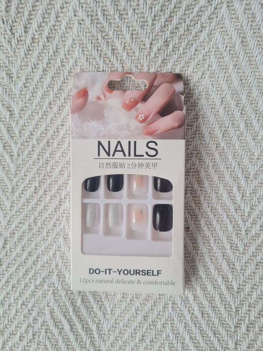 Faux ongles court noir argent nude